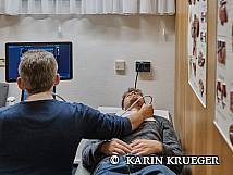 Arzt macht Ultraschall des Patienten