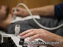 Arzt macht Ultraschall des Patienten