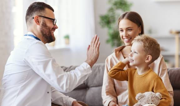 Arzt gibt kleinem Jungen High-Five